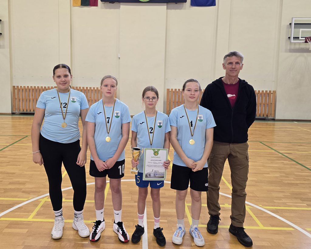  1 vt. - Raseinių Šaltinio progimnazijos merginų komanda.